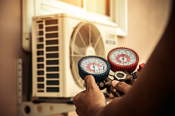 Professional Hvac technician working in Bloomingdale, FL